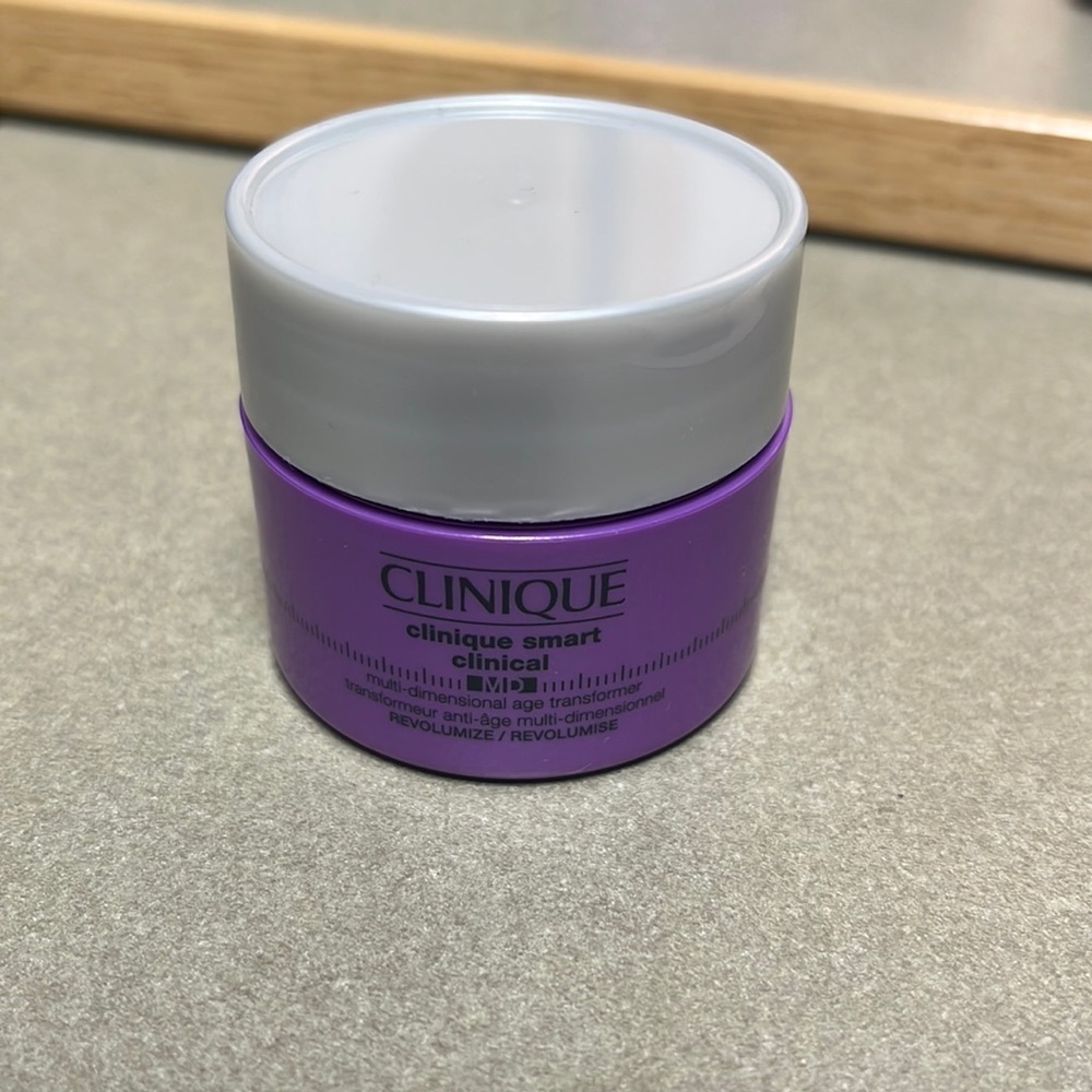 Clinique smart clinical multi-dimensional age transformer revolumize​
